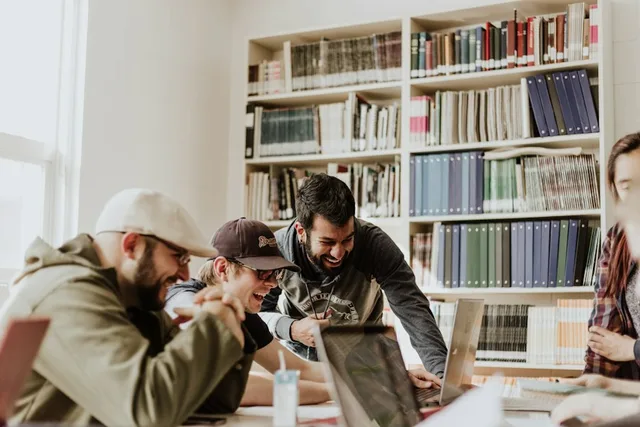 Estudantes em busca de oportunidades de estágio e emprego